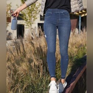 SPANX Distressed Denim High Rise Elastic Waist Jeggings in Medium Wash Size M